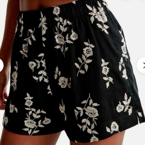 Abercrombie & Fitch Women's Black White Embroidered Flower Shorts - Picture 1 of 2